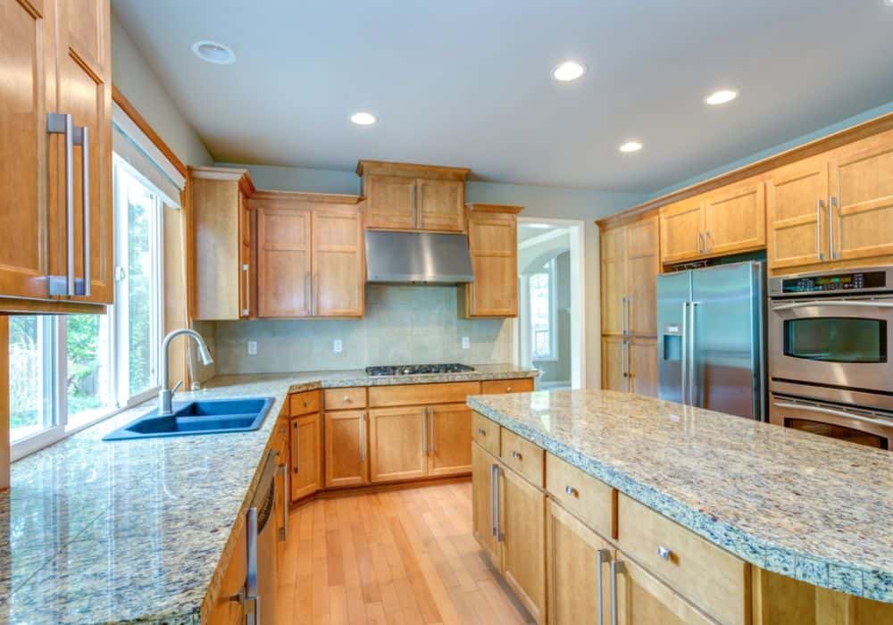 10-Best-Granite-Colors-That-Go-With-Honey-Oak-Cabinets